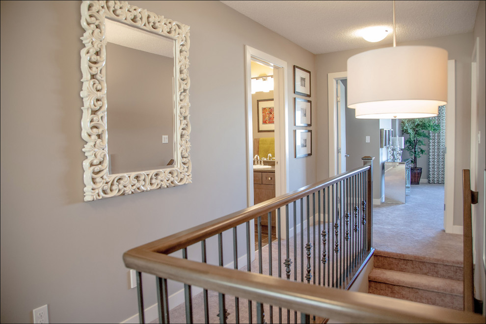 На фото: коридор среднего размера в современном стиле с серыми стенами и ковровым покрытием