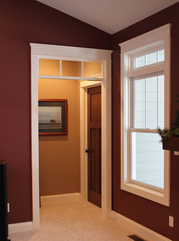 Inspiration pour un couloir craftsman de taille moyenne avec un mur rouge et moquette.