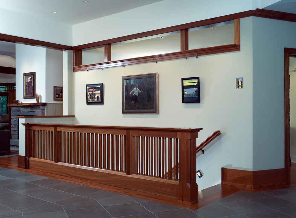 Immagine di un ingresso o corridoio chic di medie dimensioni con pareti beige, pavimento con piastrelle in ceramica e pavimento grigio