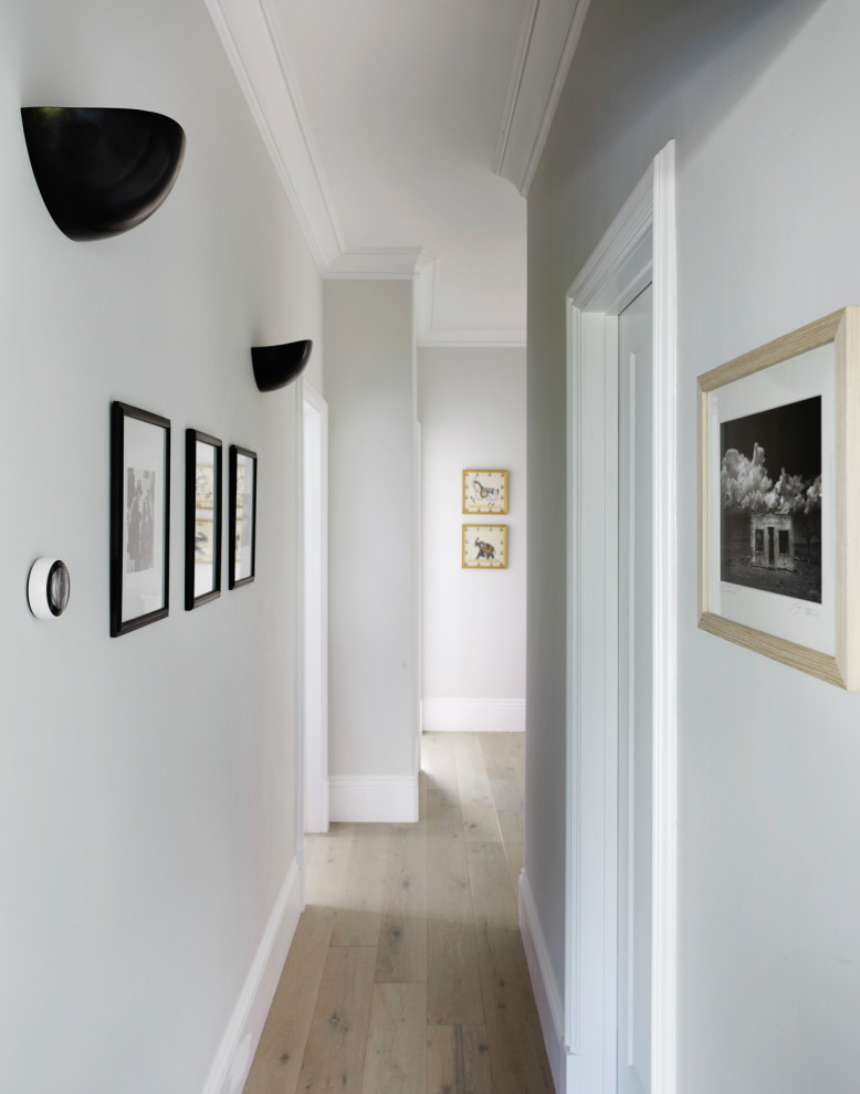 На фото: маленький коридор в скандинавском стиле с серыми стенами, светлым паркетным полом и коричневым полом для на участке и в саду