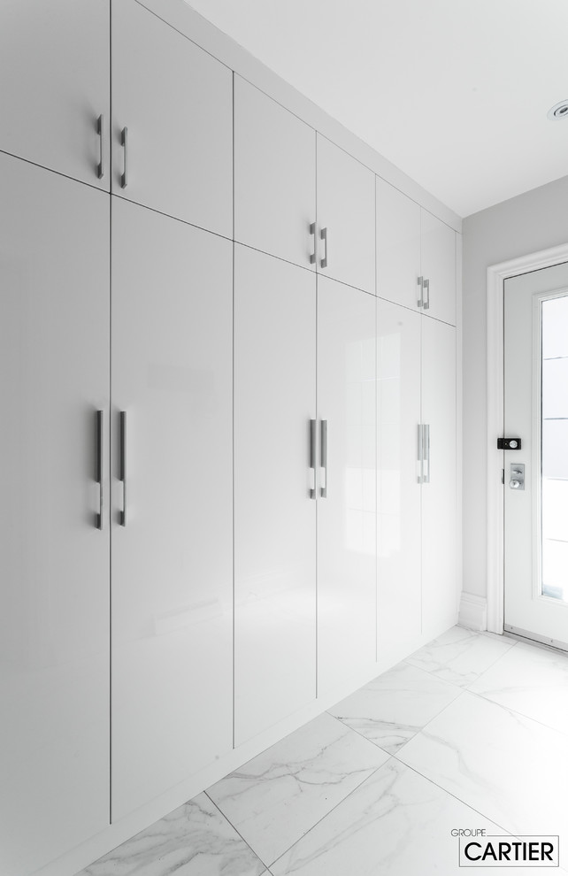 На фото: коридор среднего размера в стиле модернизм с белыми стенами и мраморным полом