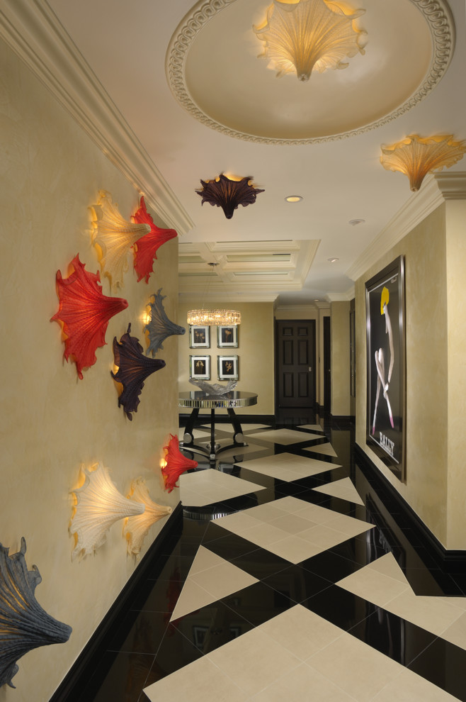 На фото: коридор в современном стиле с бежевыми стенами, полом из керамогранита и разноцветным полом