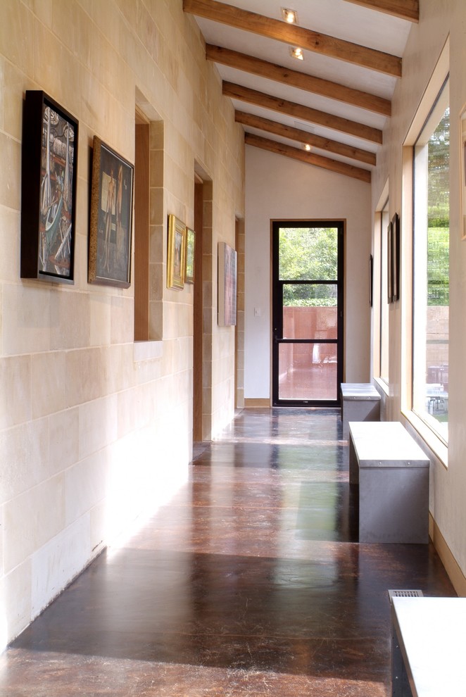 Источник вдохновения для домашнего уюта: коридор в стиле неоклассика (современная классика) с бетонным полом
