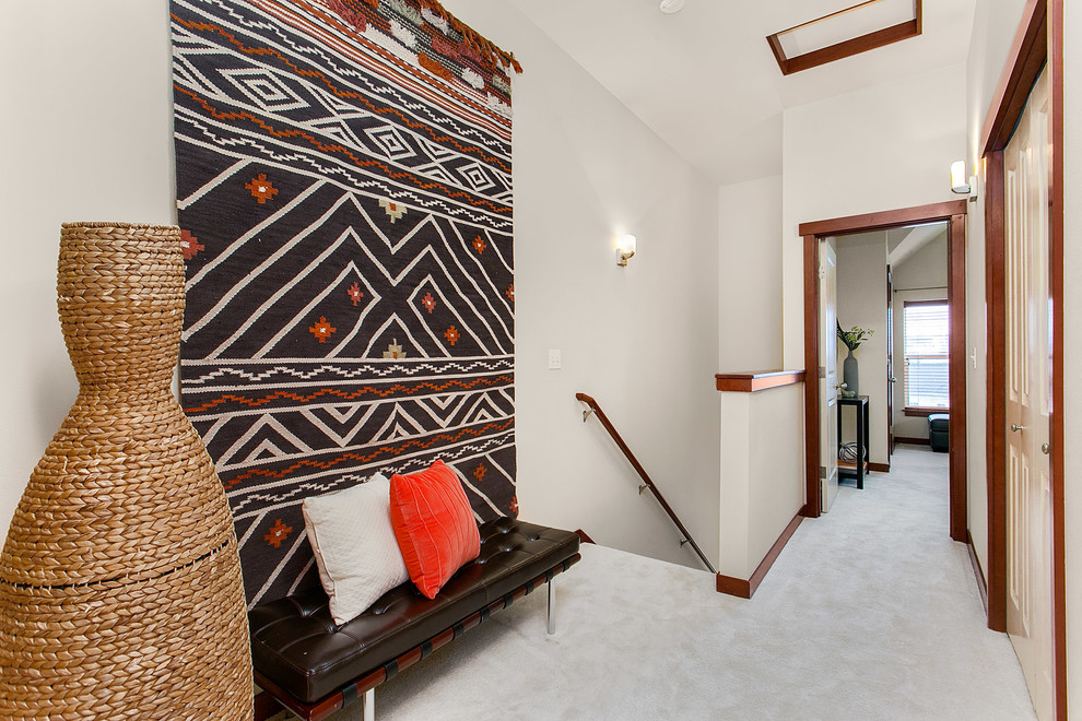 Стильный дизайн: коридор среднего размера в современном стиле с бежевыми стенами, ковровым покрытием и серым полом - последний тренд