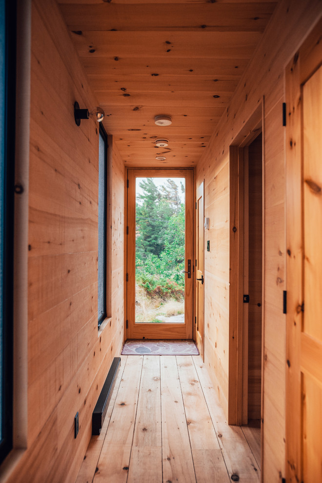 Kleiner Landhaus Flur mit hellem Holzboden in Toronto