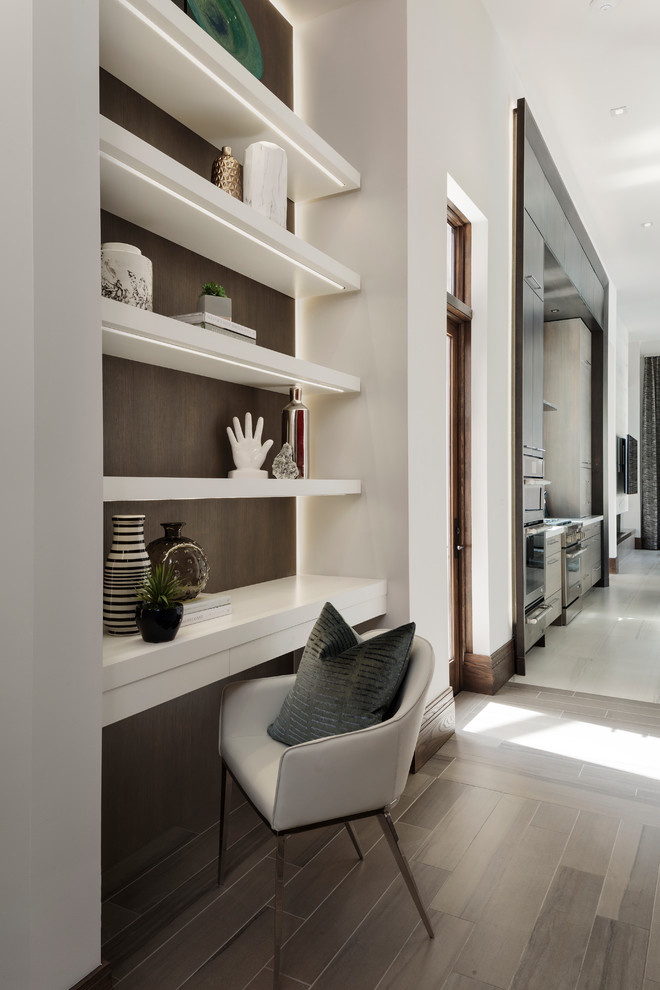 Идея дизайна: коридор среднего размера в стиле модернизм с белыми стенами, темным паркетным полом и коричневым полом