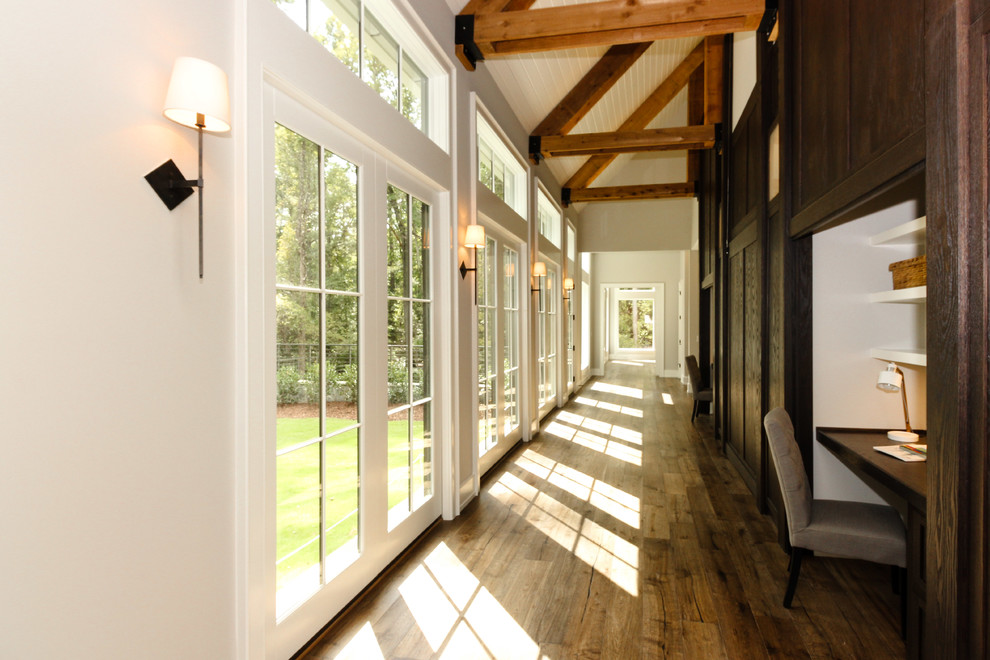 Foto de recibidores y pasillos campestres de tamaño medio con paredes beige y suelo de madera en tonos medios
