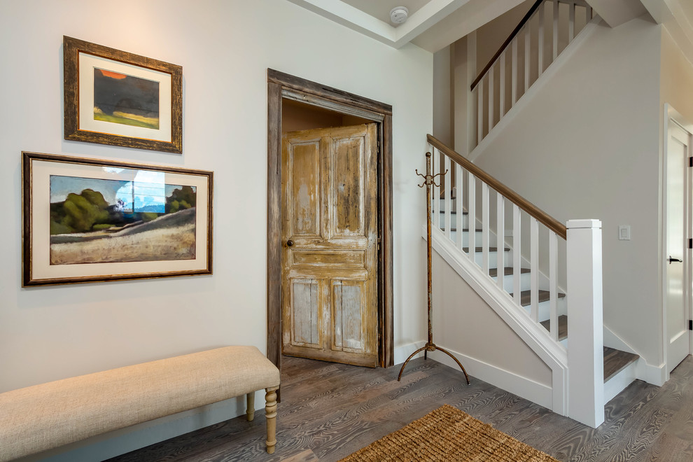 Imagen de recibidores y pasillos de tamaño medio con paredes grises y suelo de madera en tonos medios