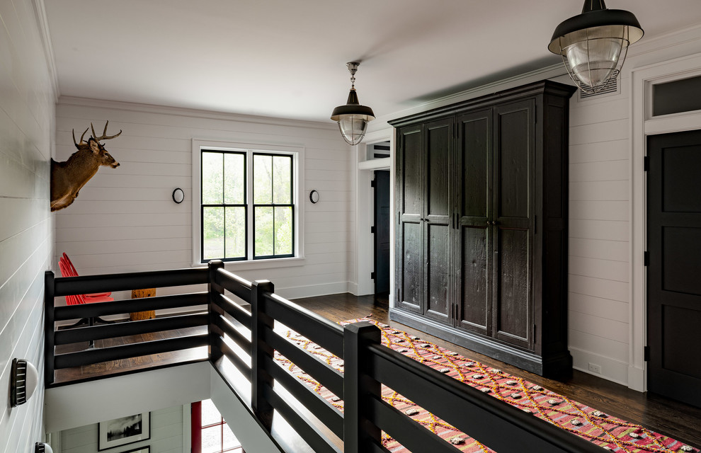 Источник вдохновения для домашнего уюта: большой, узкий коридор в стиле кантри с белыми стенами, темным паркетным полом и коричневым полом