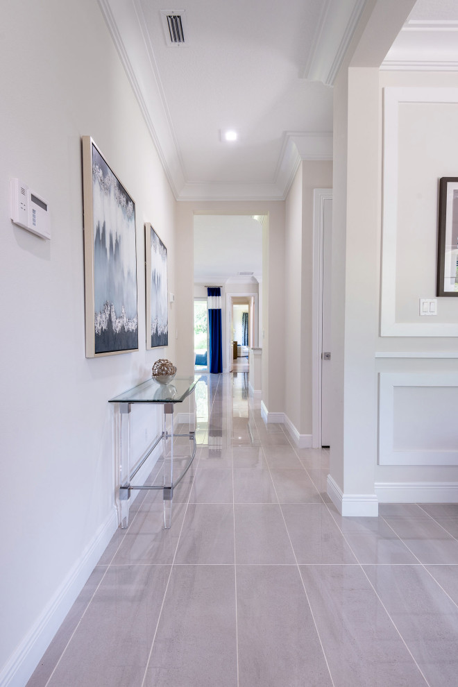 На фото: коридор среднего размера в стиле модернизм с белыми стенами и серым полом с