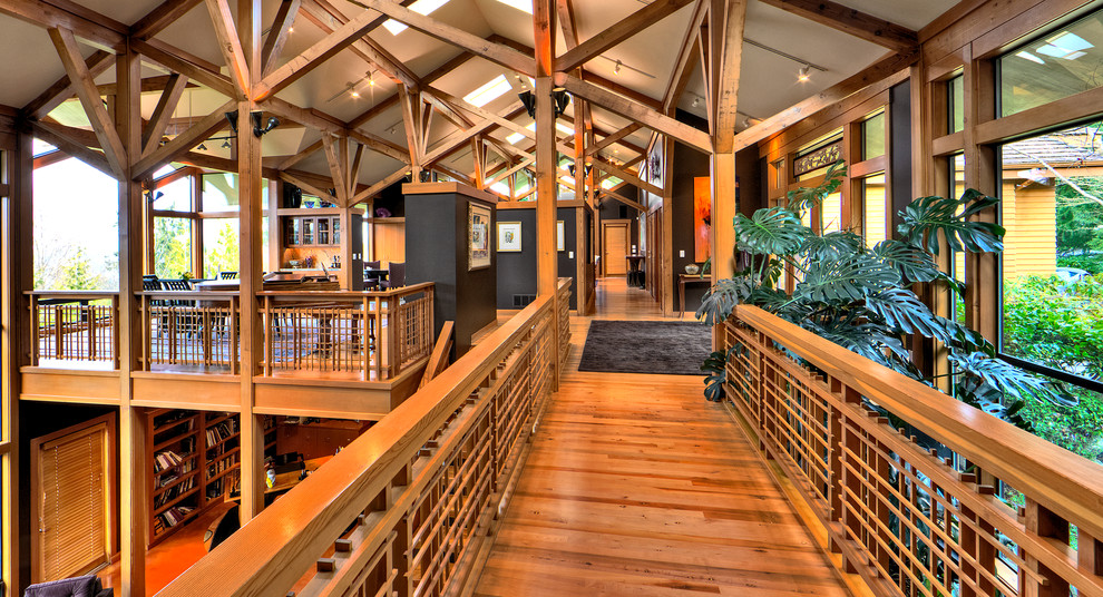 Imagen de recibidores y pasillos contemporáneos con suelo de madera en tonos medios