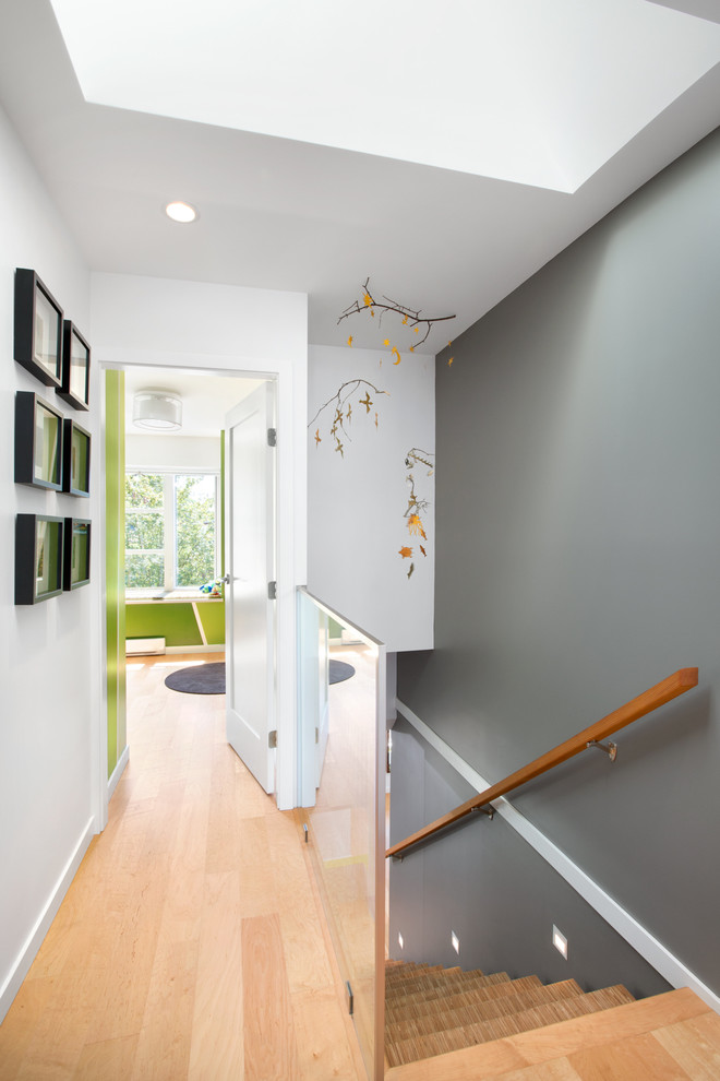 Cette image montre un couloir design avec un mur gris et parquet clair.