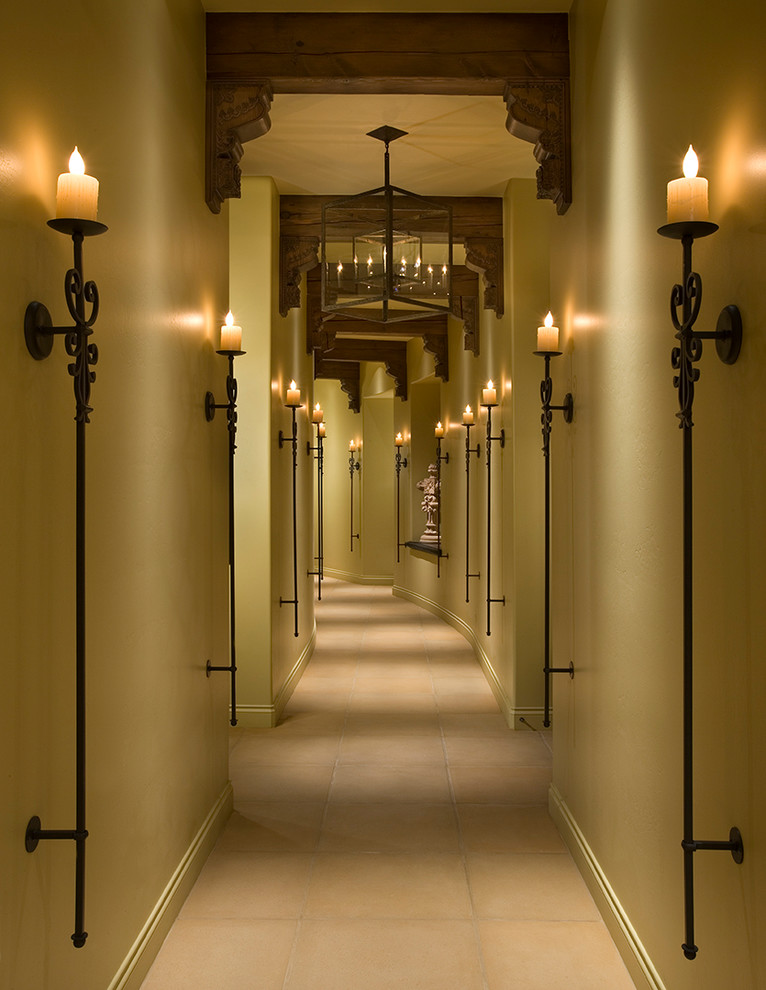 На фото: огромный коридор в стиле модернизм с бежевыми стенами и полом из керамической плитки