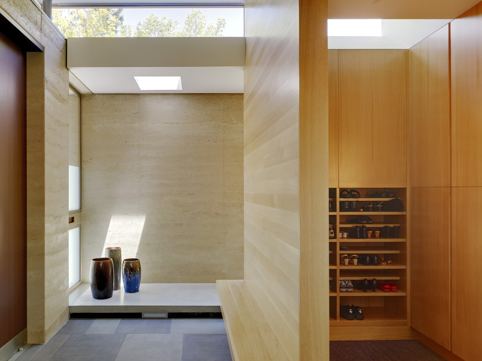 Foto de recibidores y pasillos minimalistas de tamaño medio