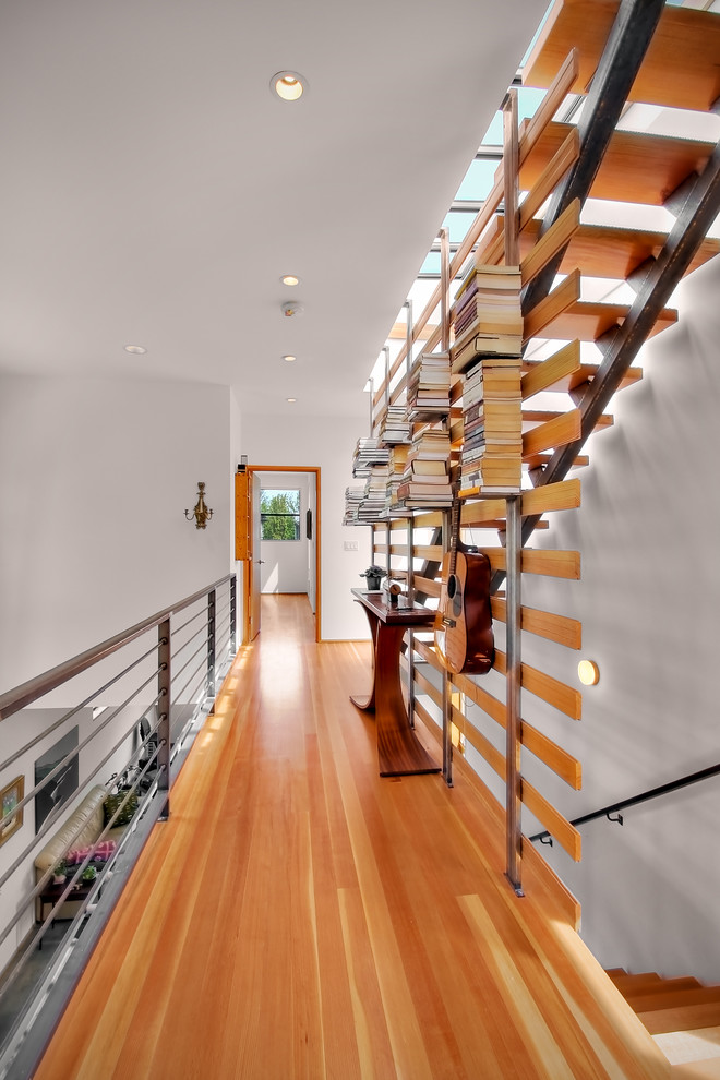 Idee per un ingresso o corridoio design con pareti bianche, pavimento in legno massello medio e pavimento arancione