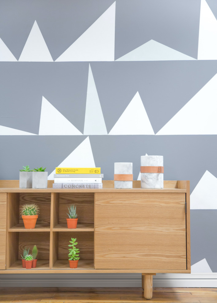 Réalisation d'un couloir minimaliste de taille moyenne avec un mur multicolore, un sol en bois brun, un sol marron et du papier peint.