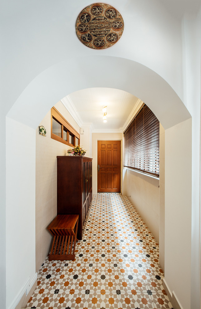 Diseño de recibidores y pasillos mediterráneos con iluminación