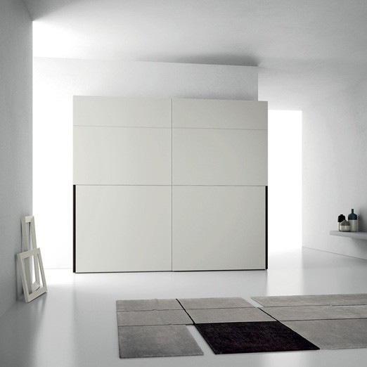 На фото: коридор среднего размера в стиле модернизм с белыми стенами и бетонным полом с