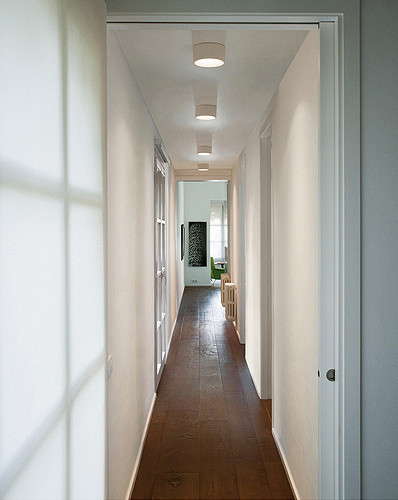 Пример оригинального дизайна: коридор: освещение в стиле модернизм
