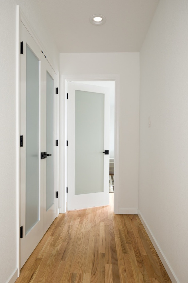 Стильный дизайн: коридор среднего размера в стиле модернизм с белыми стенами, паркетным полом среднего тона и бежевым полом - последний тренд