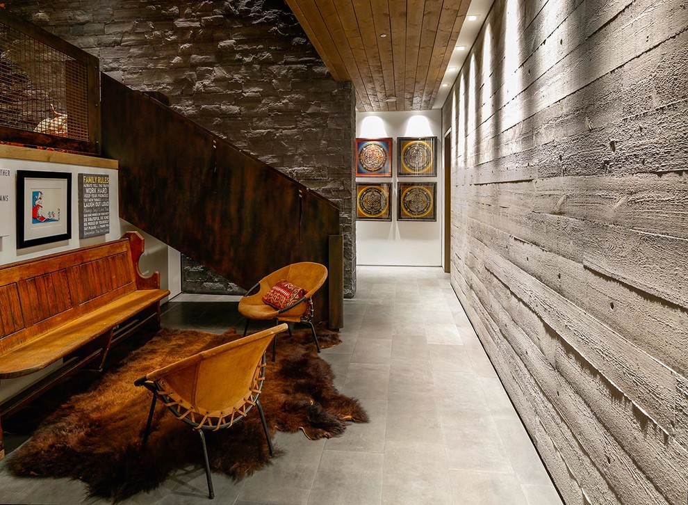 Exemple d'un couloir moderne de taille moyenne avec un mur beige et sol en béton ciré.