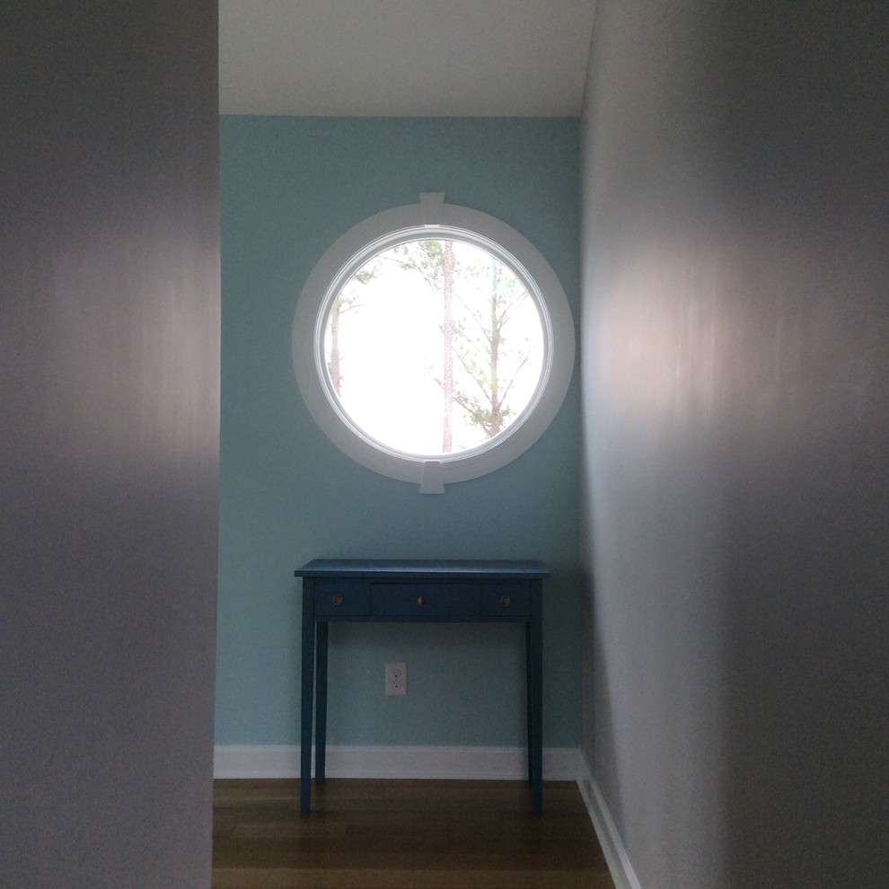 Источник вдохновения для домашнего уюта: маленький коридор в морском стиле с синими стенами и паркетным полом среднего тона для на участке и в саду