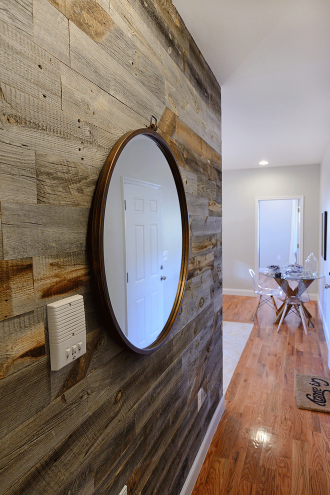 Foto di un piccolo ingresso o corridoio minimalista con pareti grigie, pavimento in legno massello medio e pavimento marrone