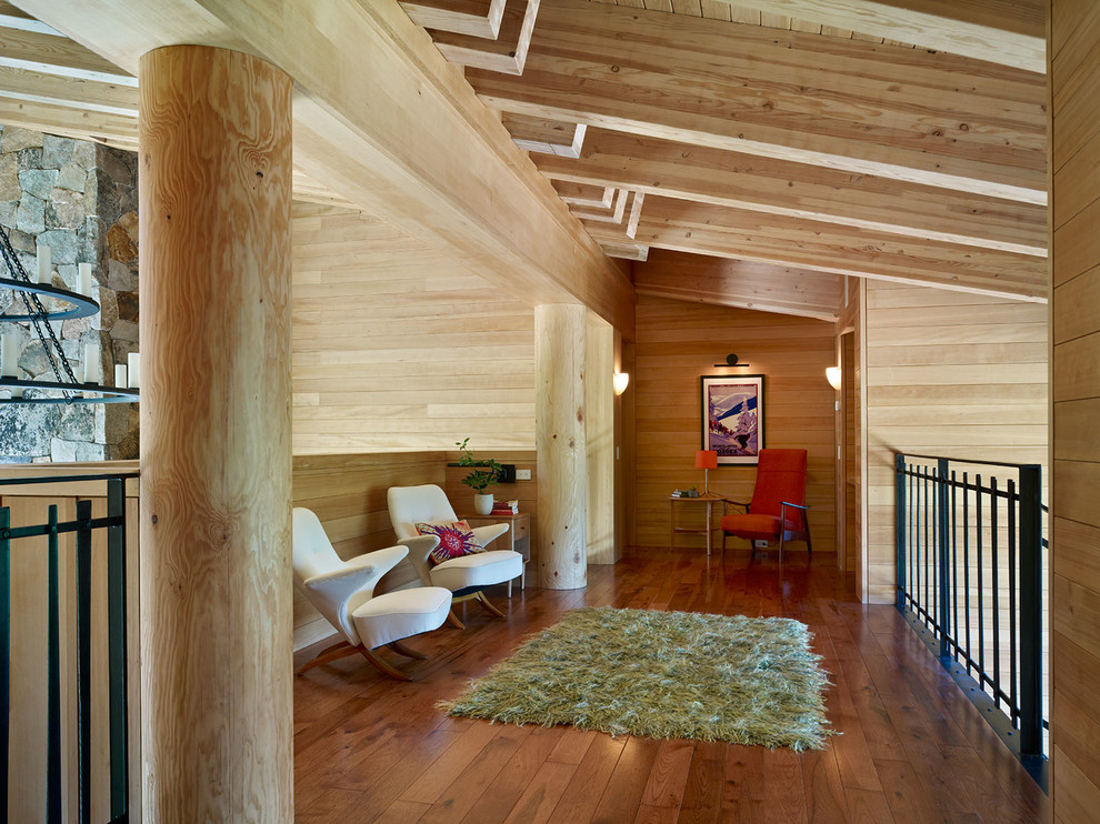 Ejemplo de recibidores y pasillos rústicos de tamaño medio con suelo de madera en tonos medios