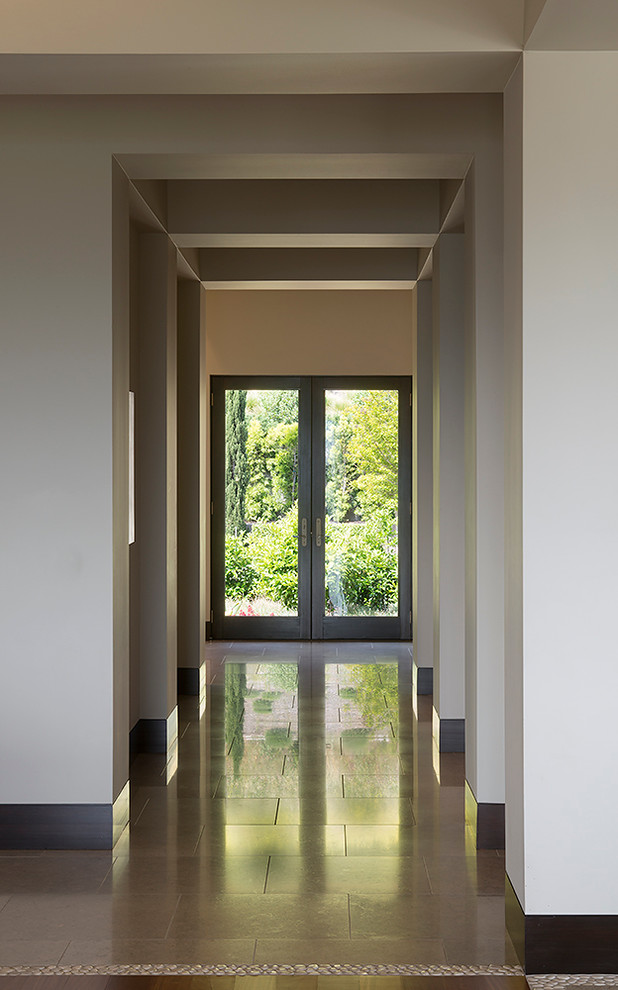 Cette photo montre un couloir moderne avec un sol en calcaire.