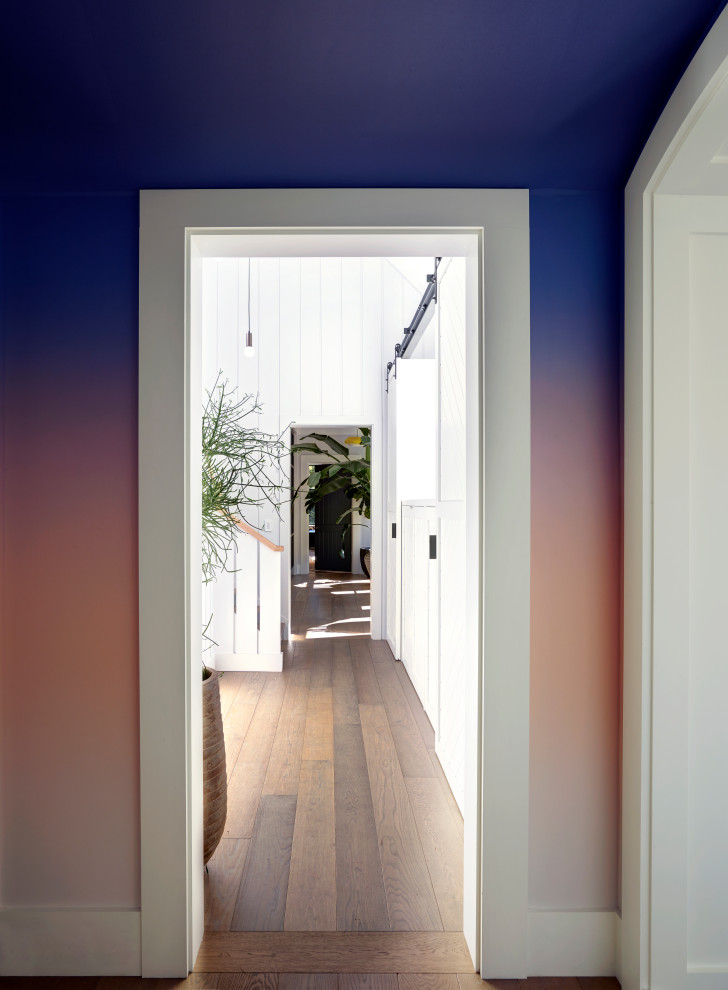 Источник вдохновения для домашнего уюта: большой коридор в современном стиле с белыми стенами, светлым паркетным полом и коричневым полом