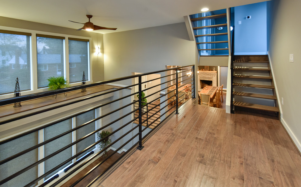Идея дизайна: коридор среднего размера в стиле модернизм с серыми стенами и полом из бамбука