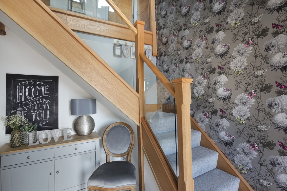 Mittelgroße Moderne Treppe in L-Form mit Teppich-Treppenstufen und Holz-Setzstufen in Sonstige