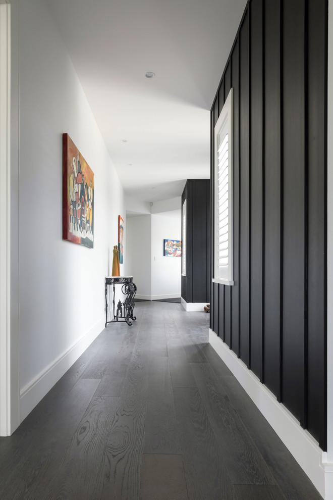 Ispirazione per un ingresso o corridoio bohémian di medie dimensioni con parquet scuro, pavimento grigio e pareti nere
