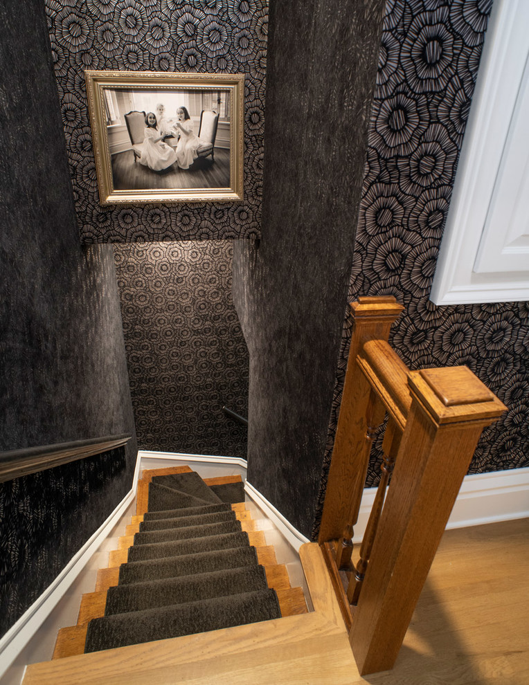 他の地域にある高級な広いヴィクトリアン調のおしゃれな廊下 (淡色無垢フローリング、茶色い床、黒い壁) の写真