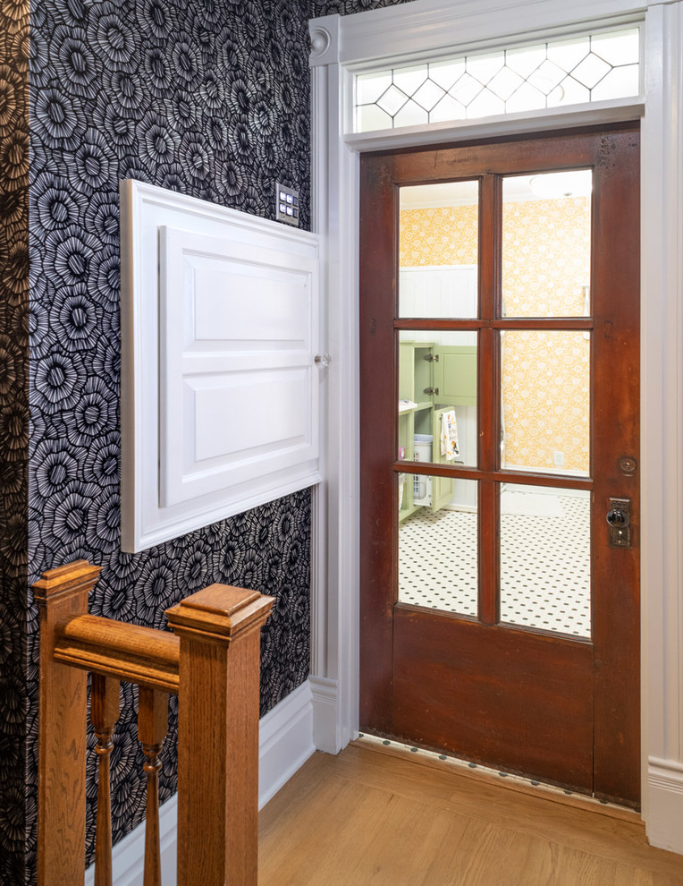 Источник вдохновения для домашнего уюта: большой коридор в викторианском стиле с черными стенами, светлым паркетным полом и коричневым полом