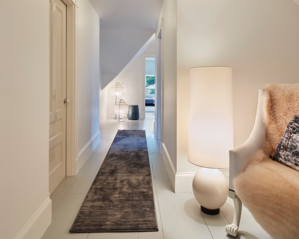 Идея дизайна: коридор в скандинавском стиле с белыми стенами, деревянным полом, белым полом и сводчатым потолком