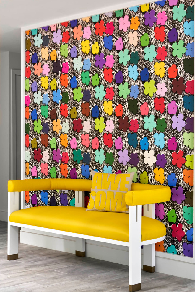 Cette image montre un couloir bohème avec un mur multicolore et un sol gris.