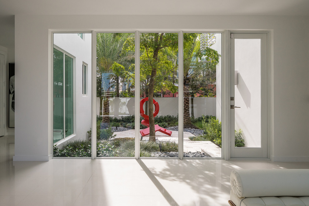 Großer Moderner Flur mit weißer Wandfarbe und Porzellan-Bodenfliesen in Miami