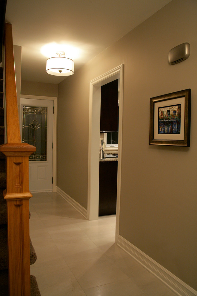 Пример оригинального дизайна: коридор среднего размера в современном стиле с коричневыми стенами и полом из керамогранита