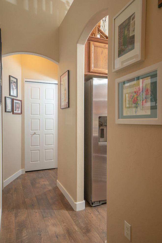 Ispirazione per un ingresso o corridoio chic di medie dimensioni con pareti beige, moquette, pavimento beige e soffitto a volta