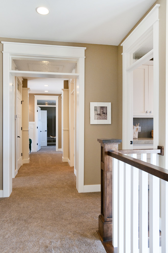 Foto di un grande ingresso o corridoio stile americano con pareti beige e moquette