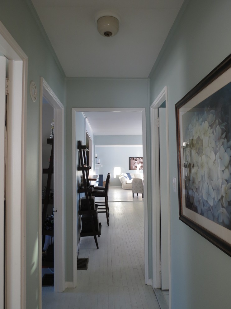Стильный дизайн: маленький коридор в стиле неоклассика (современная классика) с синими стенами, деревянным полом и белым полом для на участке и в саду - последний тренд