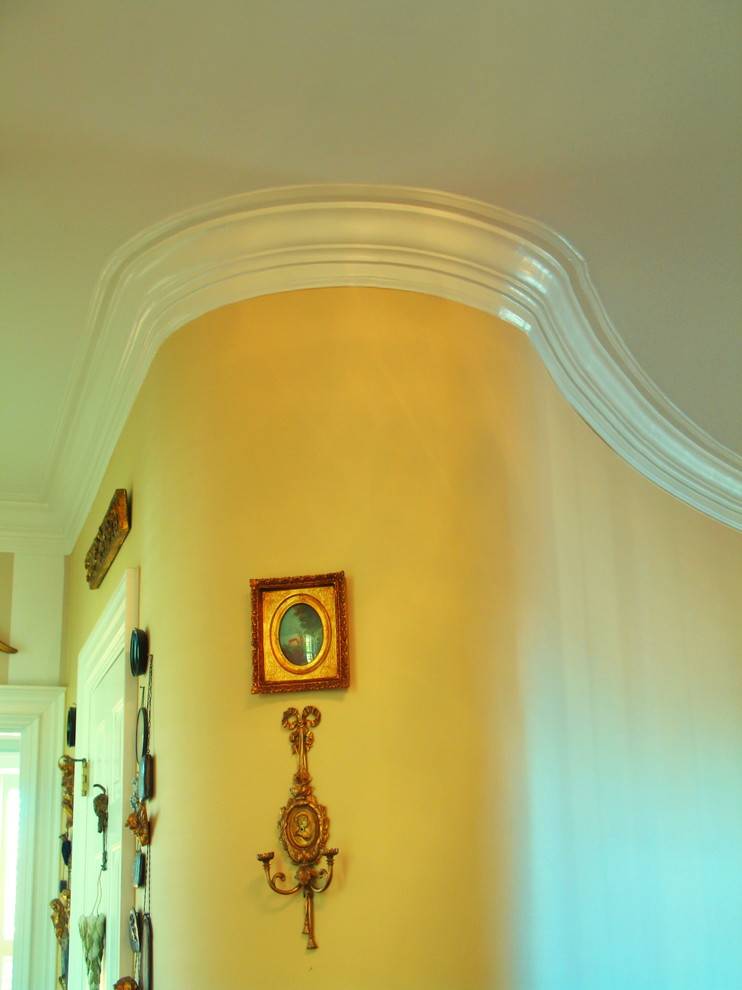 Ejemplo de recibidores y pasillos clásicos grandes con paredes beige y suelo de madera en tonos medios