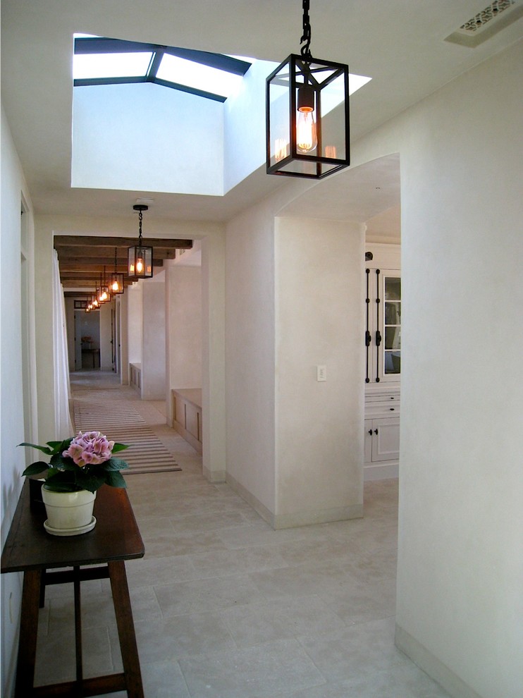 Источник вдохновения для домашнего уюта: коридор среднего размера в средиземноморском стиле с белыми стенами, полом из травертина и бежевым полом