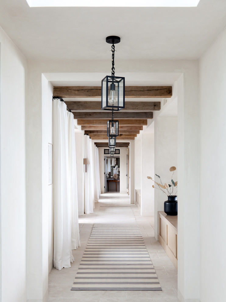 На фото: большой коридор: освещение с белыми стенами
