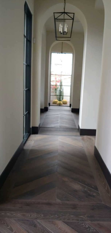 Свежая идея для дизайна: большой коридор в стиле рустика с паркетным полом среднего тона и коричневым полом - отличное фото интерьера