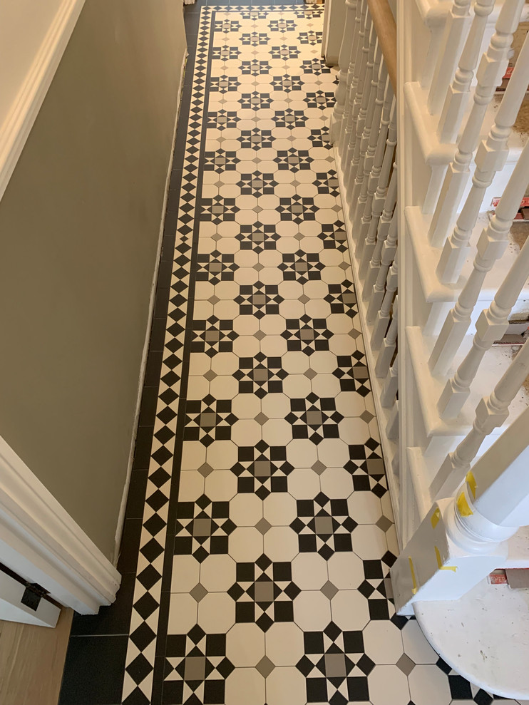На фото: коридор среднего размера в викторианском стиле с полом из керамической плитки и белым полом с
