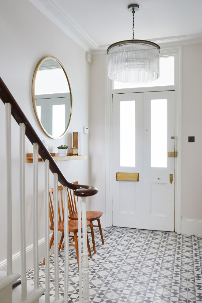 Стильный дизайн: коридор среднего размера в современном стиле с белыми стенами, полом из керамической плитки и черным полом - последний тренд