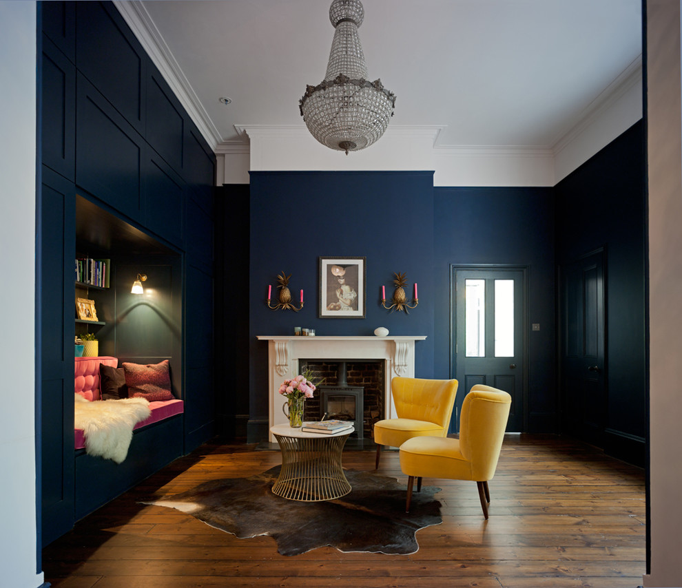 Klassischer Flur mit dunklem Holzboden und blauer Wandfarbe in Kent