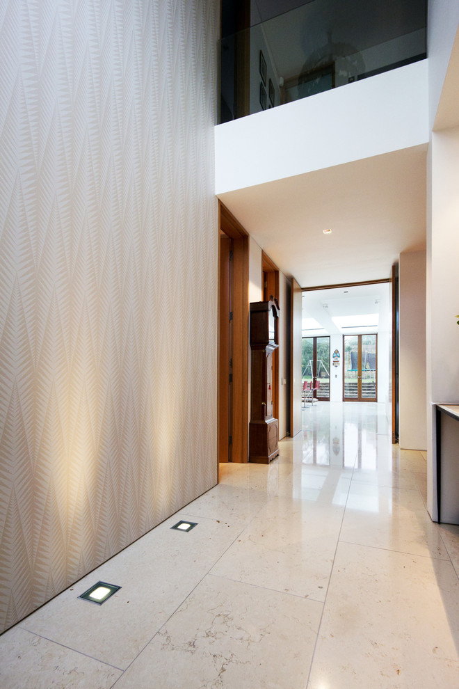 Ispirazione per un grande ingresso o corridoio minimal con pareti beige e pavimento in marmo